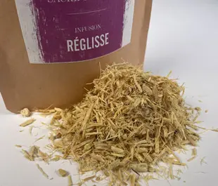 Tisanes Sacré français - Fibres - Bien être - Fibres de Réglisse - Les fibres de réglisse proviennent de l'écorce et conviennent à merveille aux infusions. Pour une tasse de tisane, portez 200 ml d’eau à ébullition, puis ajoutez 3 grammes de fibres de réglisse.