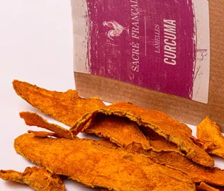 Épices Sacré français - Racines - Lamelles - Curcuma - Idéal pour les utilisateurs de curcuma frais. Les lamelles de racine mère bio sont déshydratées à basse température. Utilisez-les comme des champignons séchés en infusion, en vinaigrette, en marinade, en poêlée, wok ou toutes autres cuissons humides, vous retrouverez le gout du Curcuma frais.