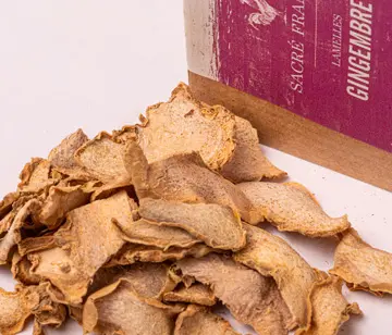 Épices Sacré français - Racines - Lamelles - Gingembre - Idéal pour les utilisateurs de gingembre frais. Les lamelles de racine mère bio sont déshydratées à basse température. Utilisez les comme des champignons séchés pour vos plats salés ou bien sucrés. En infusion, en vinaigrette, en marinade, en poêlée, wok ou toutes autres cuissons humides, vous retrouverez le gout du gingembre frais.