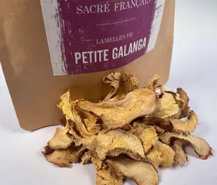 Épices Sacré français - Racines - Lamelles - Petite Galanga - Elles sont séchées à basse température, une fois réhydratées, elles libèreront progressivement une saveur très fraîche et piquante, aux arômes floraux, fruités et légèrement citronnés, avec de subtiles notes de pin.