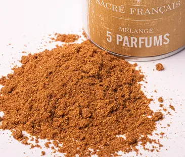 Épices Sacré français - Mélange d’épices - Cinq épices chinois - Le mélange de 5 épices Chinoise nommé Cinq parfums est parfait pour les woks de légumes, crevettes sautées et les nouilles chinoises. Il s'accorde très bien avec le soja salé. Très aromatique il vous suffira de saupoudrer votre préparation en début de cuisson.