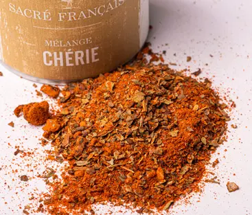 Épices Sacré français - Mélange d’épices - Chérie - Idéal pour rehausser vos plats. Ajoutez-le à de l'huile, un liquide de cuisson ou une marinade afin de libérer les arômes délicats et méditerranéens de ce mélange d'épices.