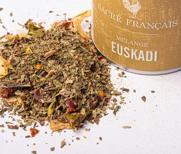 Épices Sacré français - Mélange d’épices - Euskadi - Les saveurs douces et aromatiques du Pays Basque sublimeront vos axoas de veau ou de canard. Idéal pour une cuisine aux accents du sud-ouest, il magnifiera poissons, volailles et plats en sauces.