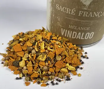 Épices Sacré français - Mélange d’épices - Curry - Vindaloo - Ce mélange d'épices partiellement moulues, inspiré de la région de Goa, dégage des arômes puissants mais non piquants à la cuisson. Le Vindaloo est une base de préparation pour le dahl et les currys doux
