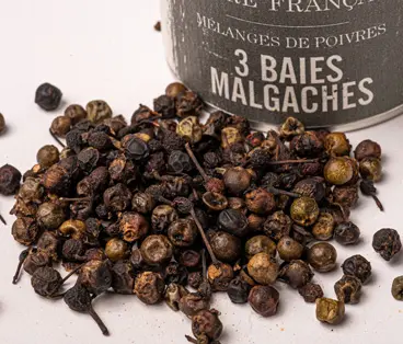 Poivres Sacré français - Baies - Madagascar - 3 Baies malgaches - Ce mélange exquis de 3 poivres rares de Madagascar est élaboré à partir de merveilleuses variétés. Cette création accompagnera toutes vos envies.