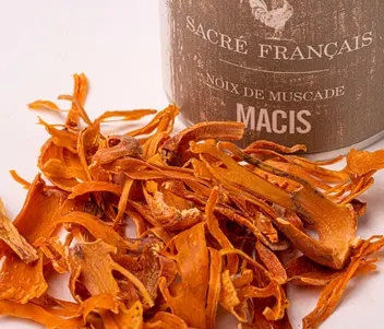 Épices Sacré français - Épice entière - Fleurs - Macis - Partie noble de la muscade, cette enveloppe une fois moulue, développe des arômes plus délicats que la noix. Le macis s'associe avec les viandes et les poissons blancs, les gratins, mais aussi avec le chocolat et les fruits crus ou cuits.