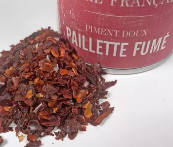 Piments Sacré français - Piment doux - Espagne - Paillette de la Vera AOP  - Ce paprika doux fumé appelé «Pimentón de La Vera» est une variété de piment séché et fumé au feu de bois puis broyé, cultivé danns la région d'Estrémadure au Sud de l'Espagne. Il apportera de la profondeur à vos viandes ainsi qu'à vos sauces crémées. Ce piment supporte les cuissons longues sans se dénaturer