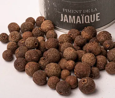 Poivres Sacré français - Faux Poivres - Guatemala - Piment de la Jamaïque - Ce poivre ou «Doica» offre un goût complexe, mêlant des notes de cannelle, de muscade et de clou de girofle. C'est une épice polyvalente, idéale pour rehausser vos plats sans en masquer les saveurs. À utiliser dans les marinades, les sauces, et les desserts, il apporte une touche aromatique unique à vos préparations.