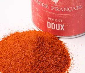 Piments Sacré français - Piment doux - Espagne - Piment d'Espagne - Ce piment a un goût de poivron plus floral et moins sucré que son cousin le paprika doux. Épice idéale, ce piment est facile à utiliser. Il parfume vos plats sans y ajouter de piquant. Saupoudrez-le dans tous les plats mijotés, paellas, ratatouilles et piperades.