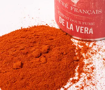 Piments Sacré français - Poivrons - Espagne - Piment de la Vera AOP - Piment au goût riche et intense, il apporte une belle profondeur à vos plats. Reconnu pour son arôme fumé unique, il évoque le goût du chorizo de Grenade et se distingue par sa couleur rouge vif.  Utilisez-le pour sublimer vos ragoûts,  sauces, soupes, viandes et paellas mais aussi pour les plats végétariens où vous retrouverez les saveurs typiques de la charcuterie.