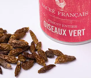 Piments Sacré français - Piment fort - Madagascar - Piment oiseau vert - Le piment oiseau vert se distingue par son goût vif et herbacé, plus intense que celui du piment oiseau rouge. Explosif, il réhausse avec beaucoup de piquant vos plats en sauces tout en y apportant sa saveur caractéristique