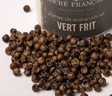 Poivres Sacré français - Vrais Poivres - Madagascar - Poivre Vert frit de Madagascar - Ce poivre au goût unique, peu piquant, possède des arômes proche du poivre vert frais. Il s'intègre parfaitement dans les sauces, les viandes grillées et les plats de fruits de mer. Ajoutez-le en fin de cuisson pour préserver son arôme intense