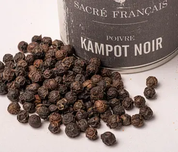 Poivres Sacré français - Vrais Poivres - Cambodge - Poivre de Kampot noir IGP - Corsé par un séchage au soleil, ce poivre se distingue par ses arômes intenses et sa saveur unique, alliant notes fruitées d'eucalyptus et de menthe fraiche. Ce poivre d'exception rehausse vos plats avec une touche de sophistication. Parfait pour assaisonner viandes, poissons et légumes, il apporte une profondeur de goût inégalée. Utilisez-le avec parcimonie pour sublimer vos recettes, ce poivre transforme chaque plat en une véritable expérience gustative.