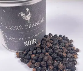 Poivres Sacré français - Vrais Poivres - Madagascar - Poivre Noir de Madagascar - Ce poivre cultivé sur la côte Est de Madagascar est réputé pour son arôme puissant et ses notes florales, fraiches, d'agrumes, giroflées et herbacés. Il ajoute une profondeur savoureuse à vos plats, tout en offrant un léger piquant. Il se marie parfaitement avec les viandes, les poissons et les légumes. Utilisez-le en grains ou moulu pour libérer pleinement ses arômes dans vos préparations culinaires.