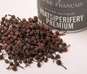 Poivres Sacré français - Vrais Poivres - Madagascar - Poivre sauvage Voatsiperifery premium - Se distingue par son arôme unique et ses notes boisées. Considéré comme une épice rare car les grains sont cueillis un à un et ne se trouvent qu'à l'état sauvage, il est à la fois subtil et complexe. Il rehausse viandes, poissons et légumes. Ce poivre de caractère allie douceur et saveur, sans trop de piquant. 