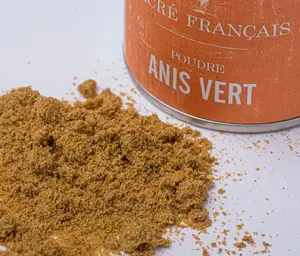 Épices Sacré français - Poudre - Anis vert - La poudre d'anis vert est obtenue à partir des graines moulues qui apportent des parfums camphrés, doux et frais. Il s'utilise principalement en patisserie et entre dans la composition des tisanes et des liqueurs anisées. Il est également apprécié avec les poissons et les légumes, cuits ou en salade. Il s'incorpore à tout moment de vos préparations.