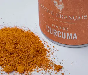 Épices Sacré français - Poudre - Basse Température - Curcuma - Le curcuma est une épice premium issue d'un rhizome (racine mère) déshydraté à basse température afin d'obtenir un taux de curcumine le plus élevé. Boisé et amer, cette épice s'utilise rarement seule et s'associe à d'autres afin de composer de délicats mélanges. Il entre dans la composition de nombreux currys. À utiliser en début de cuisson.