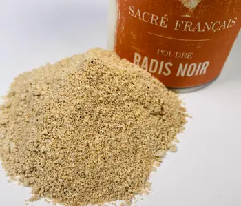 Épices Sacré français - Condiment - Poudre - Radis noir - Cousin du raifort, d'une belle saveur longue et douce, ce radis déshydraté en basse température conserve toutes ses propriétés afin de détoxifier le foie et favoriser la sécrétion de la bile. Il s'utilise dans les bouillons et autres plats asiatiques afin d'apporter profondeur et chaleur.