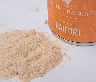 Épices Sacré français - Poudre - Raifort - Originaire de l'Europe du nord, cette racine déshydratée et moulue est un légume transformé en épice. Nous consommons principalement les racines (épice poudre) du raifort. Cousin du radis il se distingue par sa saveur particulièrement prononcée, piquante et poivrée.