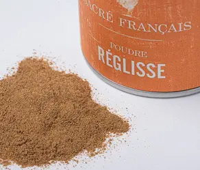 Épices Sacré français - Poudre - Réglisse - Originaire du bassin méditerranéen, la réglisse en poudre est une épice très puissante, très longue en bouche. Son parfum doux, anisé et chaud se retrouve dans de nombreuses recettes patissières. À utiliser en fin de cuisson.