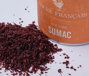 Épices Sacré français - Poudre - Sumac - Aigre, fruité et boisé, le Sumac entre dans la composition de multiples mélanges comme le Zahaátar, et peut remplacer notamment le sel, en apportant une touche fruitée d'agrumes. Préférez une cuisson douce. S'incorpore à de l'huile d'olive pour assaisonner vos salades, poissons, ouefs ou viandes.