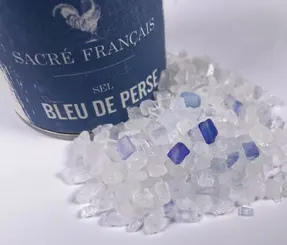 Sels Sacré français - Sel de gemme - Cristaux - Sel bleu de Perse - Ce sel de gemme rare, chargé de minerais, aux reflets bleus, possède un gout unique. 


Sel de gemme rare, il se distingue par sa couleur unique et sa saveur subtilement minérale. Il apportera une touche d'originalité à vos plats tout en les sublimant avec finesse. Facile à utiliser, il relève délicatement vos préparations sans en masquer les saveurs. Saupoudrez-le sur des légumes rôtis, poissons grillés, ou viandes blanches pour un assaisonnement raffiné.