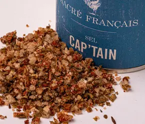 Sels Sacré français - Mélange de sel - Aromatisé - Sel Cap’tain - Le Sel Cap'tain est un sel gris d'Atlantique nord parfumé avec des herbes aromatiques de garrigue : origan, marjolaine, basilic. Poivron et tomate lui donnent une belle note provençale.