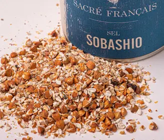 Sels Sacré français - Mélange de sel - Graines - Sobashio - Né d'une inspiration japonaise, 100% breton. Eclats de graines de sarrasin grillées et légèrement salées, le Sobashio s'utilise comme une fleur de sel, il rappelle le Gomashio et s'accorde aussi bien avec un moelleux au chocolat qu'avec un velouté de légumes.