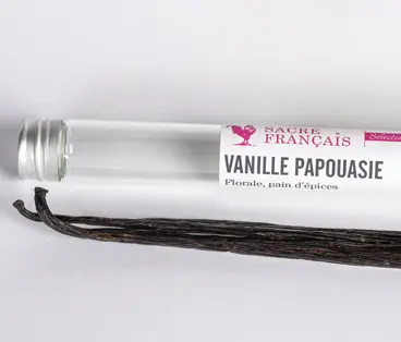 Vanilles Sacré français - Gousse - Papouasie - Vanille Papouasie - 2 gousses de Vanille - La vanille gourmet de Papouasie est une variété de vanille Tahitensis. Ce terroir spécifique renforce un nez de fleur et de pain d'épices exceptionnel.  Ses gousses sont plus fines et plus noires que la vanille de Tahiti avec un arome et un goût très florale et boisé