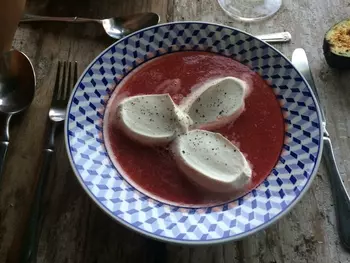 Velouté de pastèque et ses îles flottantes - Velouté à la pastèque avec ses îles flottantes de mousse de chèvre frais.