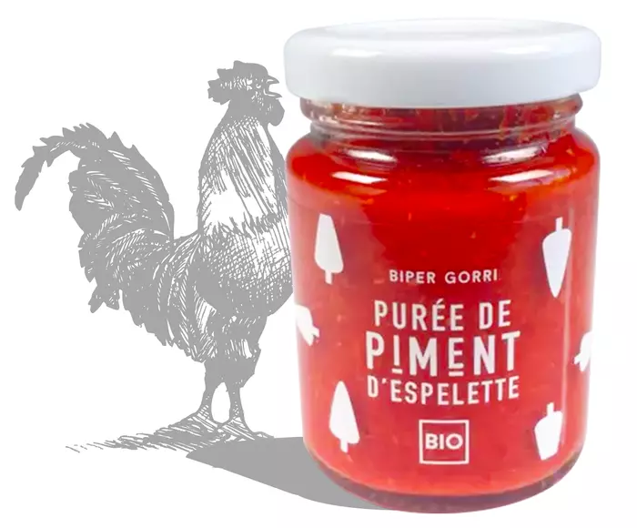 Piments Sacré français - Purée - France - Purée de piments d'Espelette - La purée de piments d'Espelette révèle des saveurs délicates et authentiques. Cette préparation onctueuse apporte une touche subtile de chaleur à vos plats, sans être trop agressive. Elle se marie parfaitement avec les viandes, les légumes rôtis et les sauces.  Elle peut également être utilisée en condiment pour accompagner vos plats préférés.