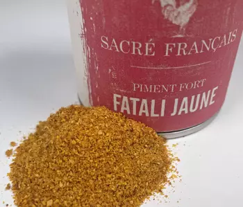 Piments Sacré français - Piment fort - Piment Fatali jaune - Ce piment, aussi appelé «Nyirapili», se distingue par son goût fruité et citrique, offrant une chaleur extrêmement intense. Considéré comme l'un des piments les plus forts au monde, il dégage une sensation de piquant retardée, allant du subtilement chaud» pour atteindre une intensité brûlante. Il est le piment idéal pour les sauces piquantes, les salsas aux agrumes, ainsi que pour les plats à base de citron.