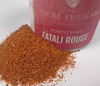 Piments Sacré français - Piment fort - Afrique centrale - Piment Fatali rouge - Ce piment, aussi appelé «Nyirapili», se distingue par son goût fruité et citrique, offrant une chaleur très intense. Il dégage une sensation de piquant retardée, débutant par un effet subtilement chaud pour atteindre son point d’intensité maximal. Il est le piment idéal pour les sauces piquantes, les salsas aux agrumes, ainsi que pour les plats à base de citron.