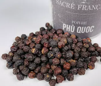 Poivres Sacré français - Vrais Poivres - Vietnam - Poivre noir Phú Quoc - Ce poivre est réputé pour son arôme intense et sa saveur légèrement sucrée, puissante et végétale très fraîche, aux notes de résine et de tabac épicées, offrant une profondeur unique à vos plats. En grain ou moulu, il est idéal pour rehausser les viandes, les poissons et les sauces, apportant une touche subtile de chaleur.