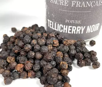 Poivres Sacré français - Vrais Poivres - Inde - Poivre noir Tellicherry - Ce poivre se distingue par ses arômes riches et sa saveur complexe, offrant un équilibre parfait entre chaleur, piquant, acidité et fraîcheur pour une belle longueur en bouche. Avec un nez délicat et boisé, il offre en bouche des arômes d'agrumes suivis par un piquant puissant et chaud. Utilisé avec parcimonie, il sublime vos plats, des viandes rôties aux sauces, en apportant une profondeur exceptionnelle.