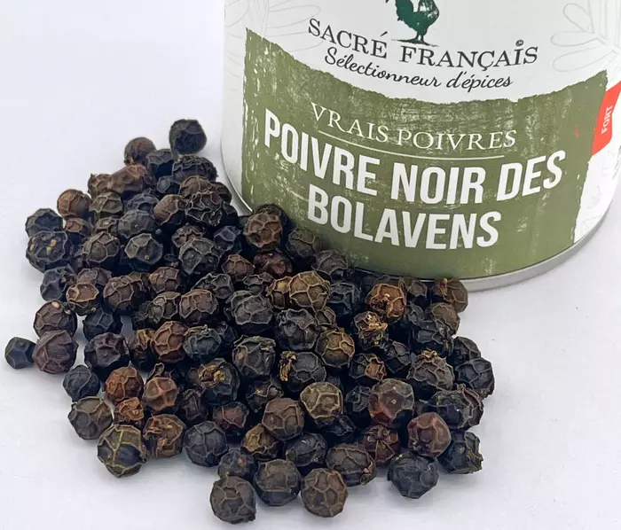 Poivres Sacré français - Vrais Poivres - Laos - Poivre noir Bolavens - Issu d'une production exceptionnelle, ce poivre d'une variété rare offre de délicates notes de fruits et de fleurs. Il offre des saveurs de passiflores, d'agrumes comme la mandarine et l'orange, sa fin de bouche est fraiche et mentholée.