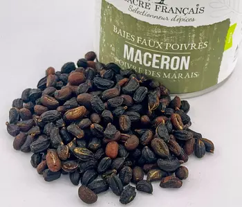 Poivres Sacré français - Faux Poivres - Maceron - Le poivre sauvage des marais. Un trésor insoupçonné, subtile, amère et sans piquant, cette baie confère des arômes rappelant le céleri et l'anis. Récoltées dans les marais salants de l'ile de Ré, ces baies sauvages aux saveurs florales et terreuses évoquent en fin de bouche des arômes de truffe. Un poivre «à la française» qui parfumera vos viandes blanches, vos légumes et vos bouillons.