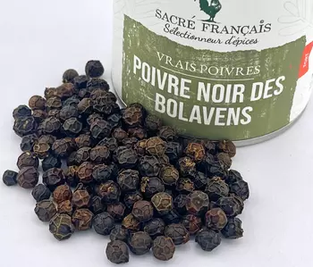 Poivres Sacré français - Vrais Poivres - Laos - Poivre Noir Bolavens - Issu d'une production exceptionnelle, ce poivre d'une variété rare offre de délicates notes de fruits et de fleurs.  Aux saveurs de passiflores, d'agrumes comme la mandarine et l'orange, sa fin de bouche est fraiche et mentholée.