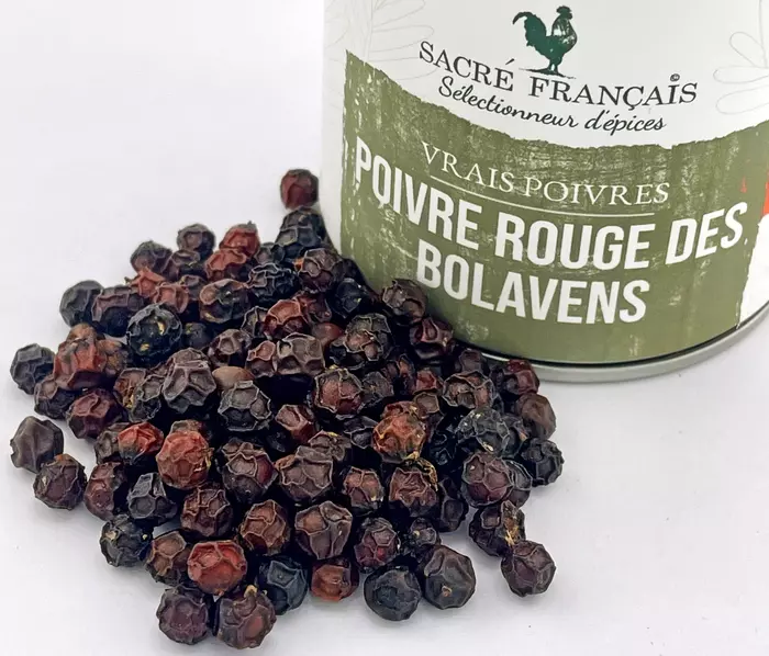 Poivres Sacré français - Vrais Poivres - Laos - Poivre Rouge Bolavens - Rubis du Laos aux notes de poivrons et de tomates confites, ce poivre est puissant et floral. Il est produit grâce un travail d'orfèvrerie en terme de tri et de séchage.