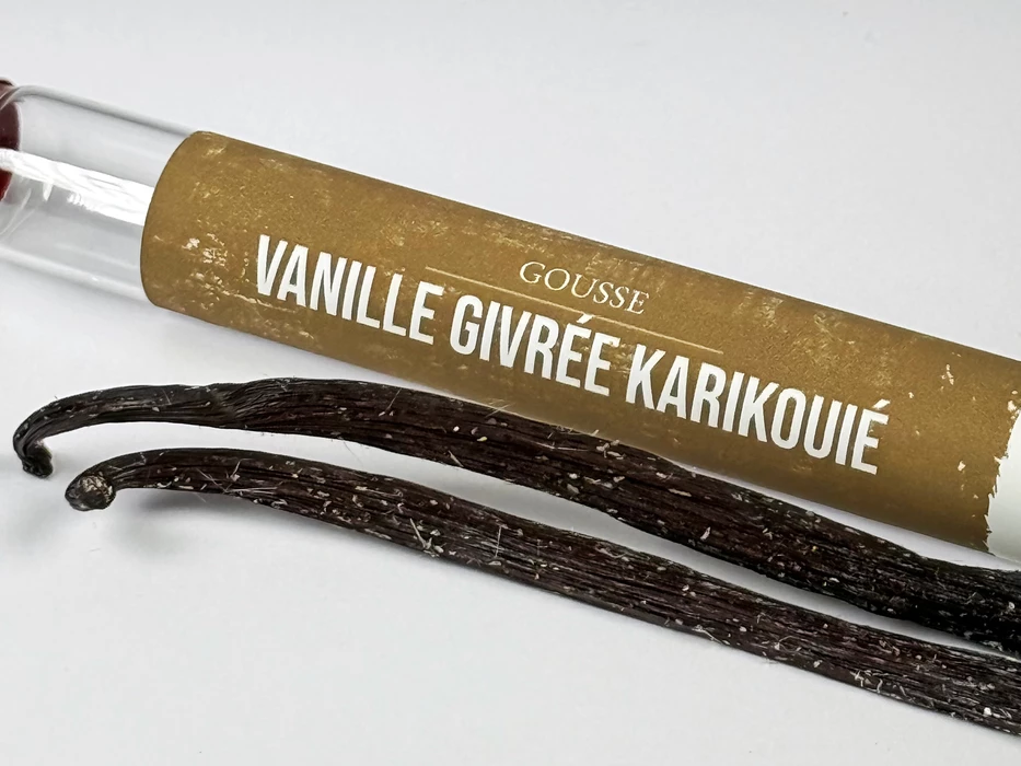 Vanilles Sacré français - Gousse - Givrée - Vanille Givrée Karikouié - Avec un taux de vanilline hors norme, la Vanille Planifolia de Nouvelle-Calédonie a des notes boisées et épicées, avec des évocations de cacao et de fève de Tonka. Ces nuances proviennent du processus de fermentation et de séchage qui confèrent une profondeur aromatique inégalée apportant une touche gourmande et chaleureuse exceptionnelle.
