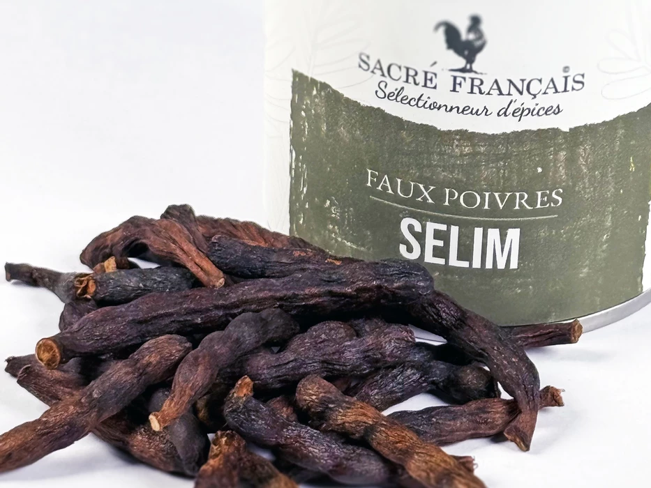 Poivres Sacré français - Faux Poivres - Afrique - Poivre de Selim - Il posséde un goût unique avec des notes de muscade, de girofle et une touche de fraîcheur mentholée. Il est moins piquant que le poivre noir, il peut être utilisé entier ou moulu dans les plats en sauce, les viandes et même les desserts ou les boissons comme le café Touba.