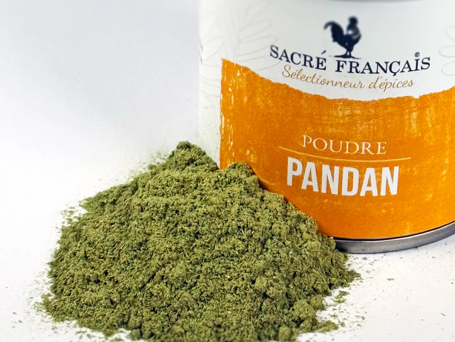 Épices Sacré français - Poudre - Pandan - Le Pandan au goût sucré, vanillé, floral avec des notes de pistache, d'amande et d'amidon de riz. Idéal pour parfumer les desserts et les boissons et même les plats salés, il donne à vos préparations une jolie couleur verte et naturelle.
