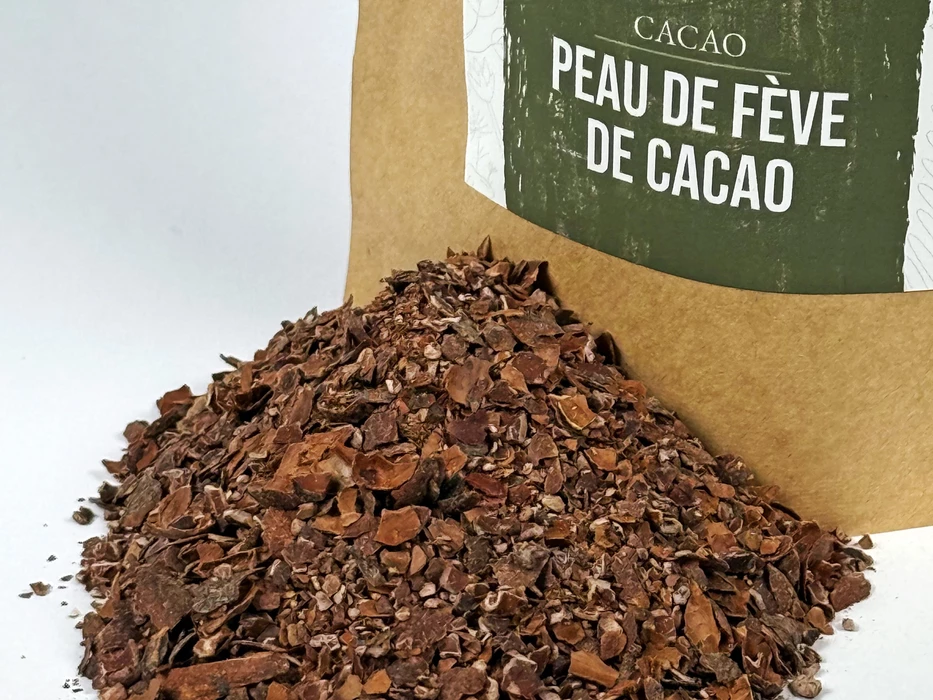 Épices Sacré français - Cacao - Peau - Peau de fève de cacao - Elles s'utilisent pour parfumer des plats en cuisine sucré ou salé mais elle sont souvent infusées pour créer une boisson, offrant une saveur de chocolat intense et surprenante, tout en apportant les bienfaits du cacao sans les calories.