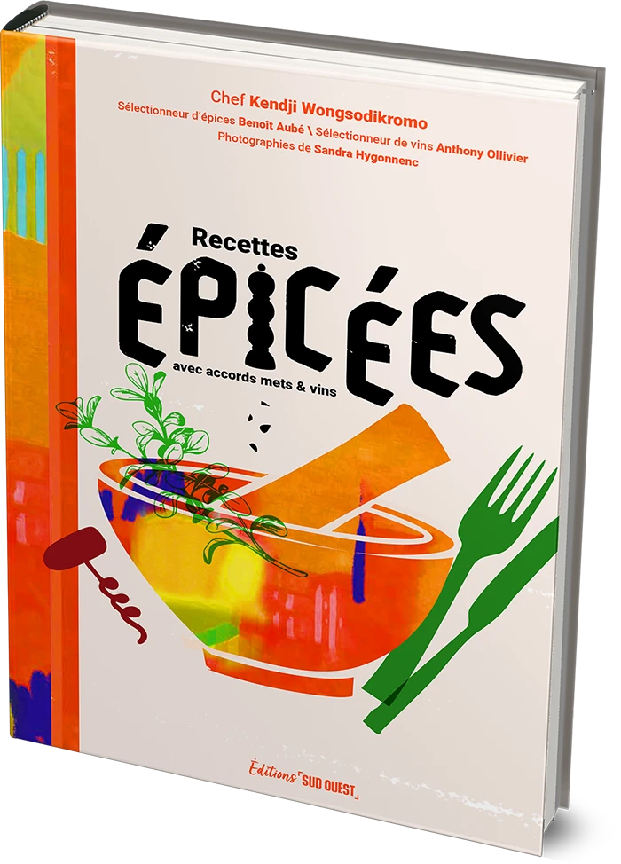 Livres Sacré français - Recettes épicées avec accords mets & vins - Le chef Kendji Wongsodikromo
																		
																			Qui mieux qu’un chef passionné, formé dans le Sud-Ouest et chef propriétaire de La Table de Catusseau depuis 2015, au cœur de l’appellation Pomerol, pour relever un défi de taille : célébrer le mariage de la cuisine, des épices et du vin autour de plats familiers liés à son histoire personnelle.
																		
																		
																		La Table de Catusseau, 10 ans cette année
																		
																			« À mes rêves d’enfant de devenir pêcheur ou cuisinier se sont greffées de belles rencontres pour donner corps au second et épouser Nadège, ma complice depuis 2002. Quand l’heure est arrivée de créer notre projet, c’est Pomerol qui nous a choisis. Une évidence : des pierres au milieu des vignes parmi les plus prestigieuses du Bordelais... mais l’a priori alors tenace que les épices ne font pas bon ménage avec le vin ! Je me bride un peu pour faire plaisir aux vignerons mais leur confiance grandissante, les honneurs de la presse et notre entrée au Michelin avec un Bib gourmand vont nous donner des ailes. Au bout du compte, j’ai débridé mon rapport aux épices et c’est aussi ce qui a fait notre réputation. »
																		
																		
																			
																			
																			
																			
																			
																		
																		Un travail d’équipe
																		
																			De gauche à droite, Anthony Ollivier – cave à vins Marchand de Soif à Saint-Émilion, Cécilia Dubarry & Benoît Aubé – épices Sacré Français à Bordeaux – et Nadège et Kendji Wongsodikromo – La Table de Catusseau de Pomerol. Trois voisins, trois amis liés par la passion partagée des accords justes s’accordent pour sublimer au mieux la cuisine, les épices et le vin. Résultat : une trentaine de recettes, des dizaines d’astuces et encore plus d’accords mets-vins des plus variés.
																		
																		
																		Dans les coulisses…
																		
																			
																			« C’est sur le marché de Libourne que je rencontre Benoît Aubé de Sacré Français. Je lui parle des baies roses du Vanuatu et ma mère, qui habite toujours en Nouvelle-Calédonie, réussit à lui en procurer... De repas en apéro, notre complicité croît et nous persuade de la légitimité d’un ouvrage qui mêle cuisine et épices. Puisque accords et assemblages sont au cœur du projet, nous invitons Anthony Ollivier de Marchand de Soif à nous rejoindre pour ce livre qui, plus qu’un recueil de recettes, célèbre la richesse des mariages audacieux et le pouvoir de l’amitié. Comme d’Artagnan ne devient mousquetaire qu’au milieu du roman, comme une bonne table tient mieux avec quatre pieds, Maxime Gasteuil s’est joint à l’aventure. Ami d’enfance d’Anthony Ollivier, il partage avec nous un bon coup de fourchette et ne rate jamais une occasion de pimper le quotidien avec une belle pincée de légèreté.
																		Comme nous tous, en somme ! »
																		
																		